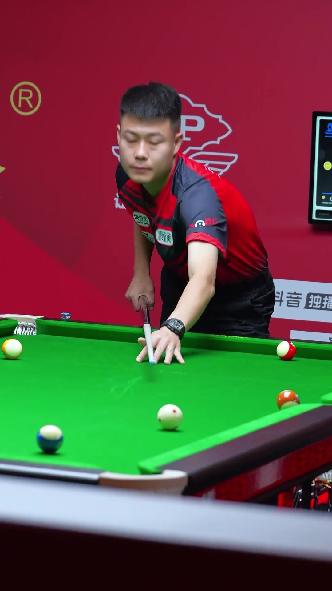 在与对手对 在与对手对